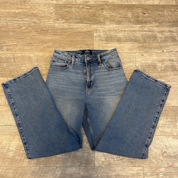 Hollister Women's Ultra High-Rise Medium Wash Dad Jeans - Picture 3 of 4